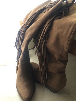 Botas altas marrones con flecos
