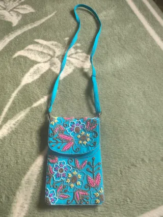 Bolso para móvil con flores bordadas