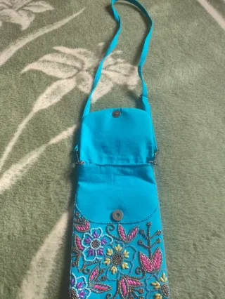 Bolso para móvil con flores bordadas