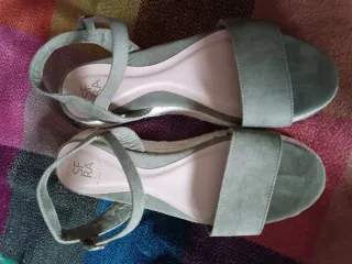 Sandalias de cuña prácticamente a estrenar