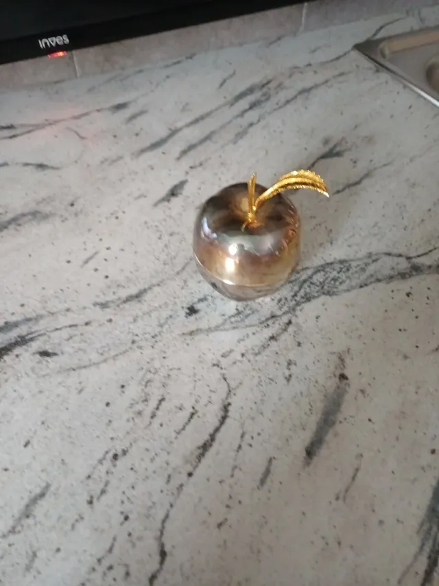 Manzana decorativa dorada