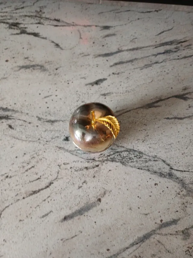Manzana decorativa dorada