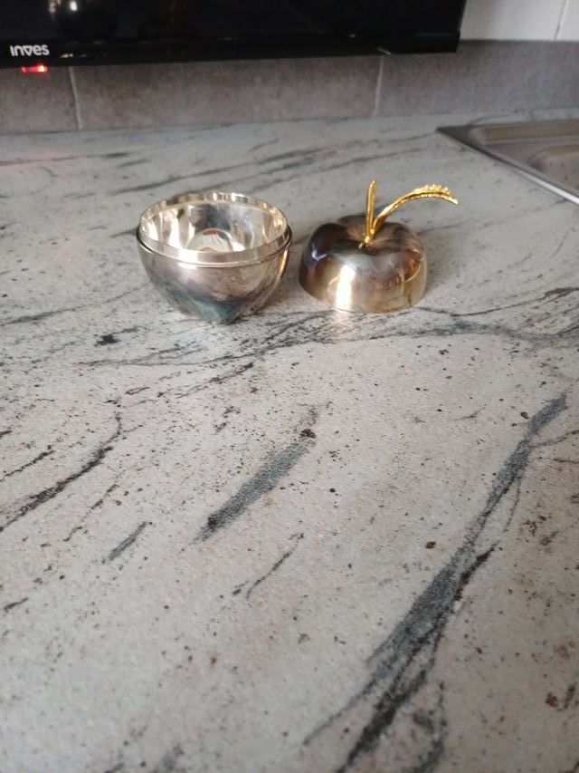 Manzana decorativa dorada