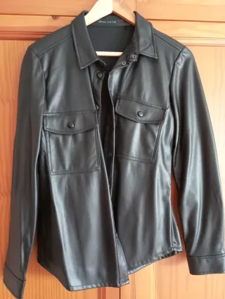 Sobrecamisa efecto cuero negro