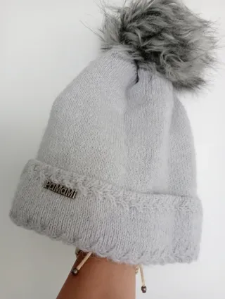 Gorro Pamami gris con pompón pelo