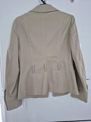 Elegante chaqueta beige
