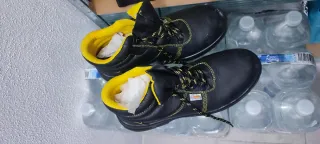 Botas de seguridad negras y amarillas T44