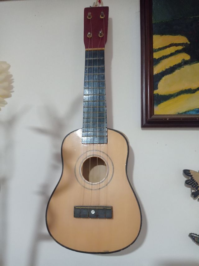 Ukelele de madera NATURAL y color BURDEOS
