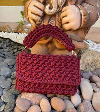 Bolso de mano tejido burdeos