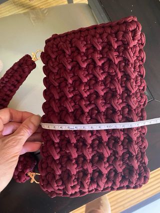 Bolso de mano tejido burdeos