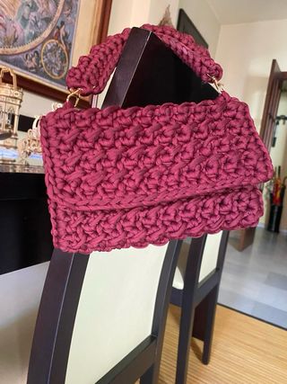 Bolso de mano tejido burdeos