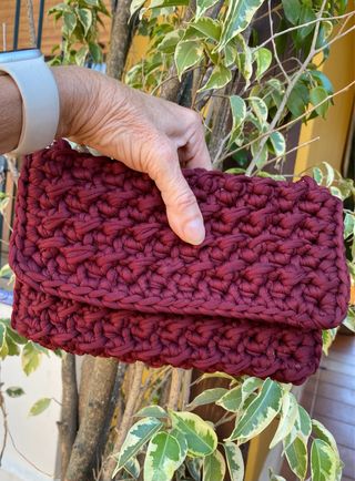 Bolso de mano tejido burdeos