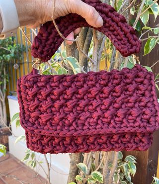 Bolso de mano tejido burdeos