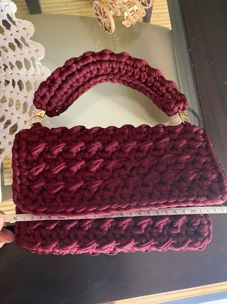 Bolso de mano tejido burdeos
