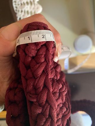 Bolso de mano tejido burdeos