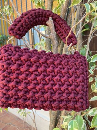 Bolso de mano tejido burdeos