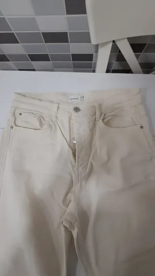 Pantalón vaquero beige Stradivarius