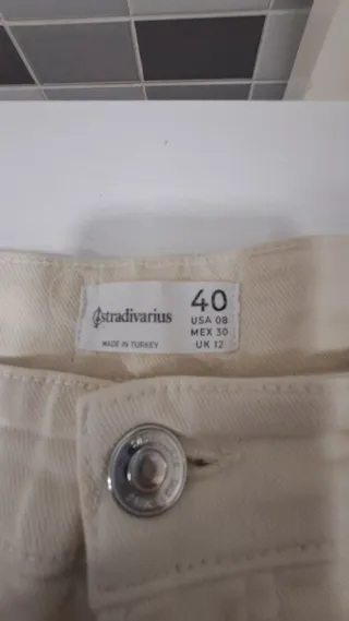 Pantalón vaquero beige Stradivarius