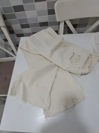 Pantalón vaquero beige Stradivarius