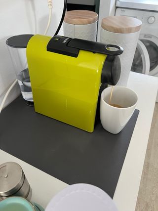 Cafetera Nespresso Mini Delonghi Amarilla