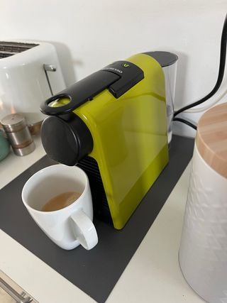 Cafetera Nespresso Mini Delonghi Amarilla