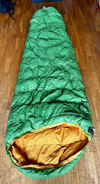 Saco de dormir verde y naranja