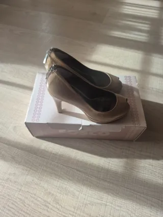 Zapatos de tacón peep toe beige