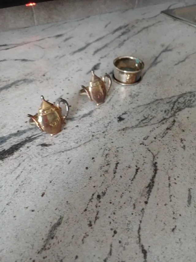 Servilleteros de metal dorados y plateados