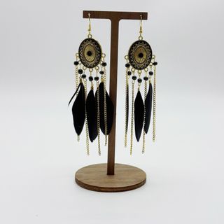Pendientes largos dorados con plumas negras