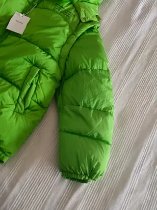 Chaqueta Bershka verde acolchada capucha