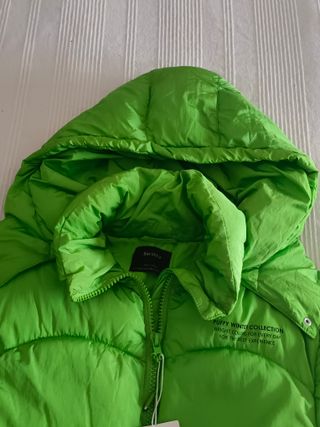Chaqueta Bershka verde acolchada capucha