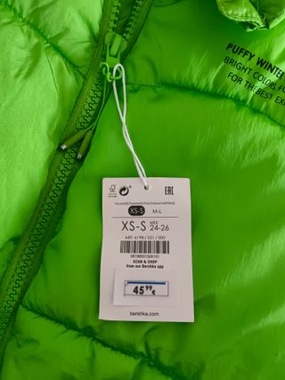 Chaqueta Bershka verde acolchada capucha