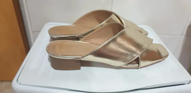 Chanclas de piel doradas  