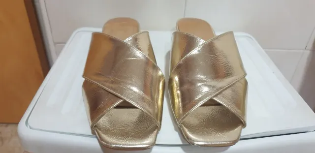 Chanclas de piel doradas  