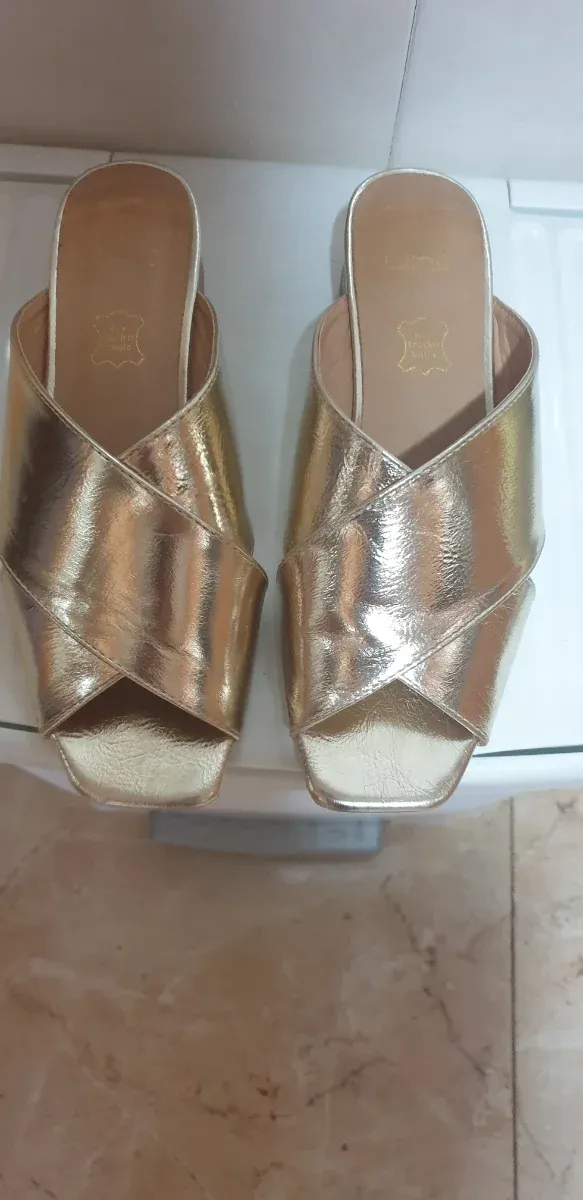Chanclas de piel doradas  