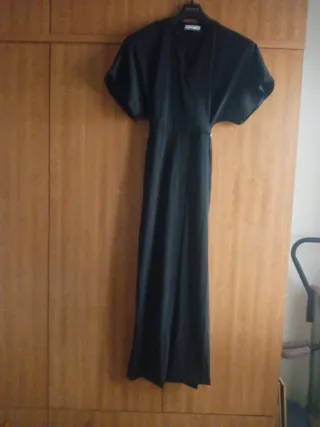 Mono negro con cinturón beige