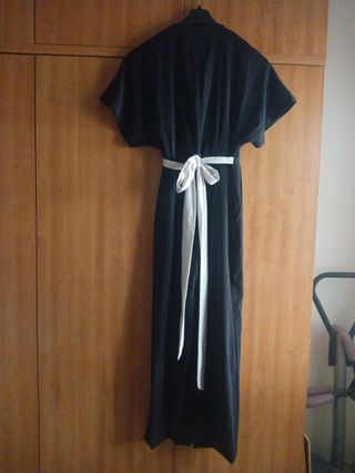 Mono negro con cinturón beige