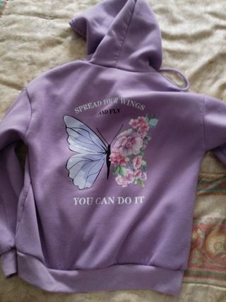 Sudadera morada con capucha