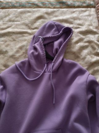 Sudadera morada con capucha