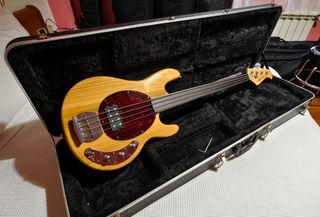 Bajo réplica Musicman Stingray Fretless 