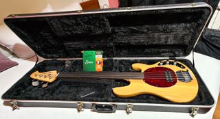 Bajo réplica Musicman Stingray Fretless 