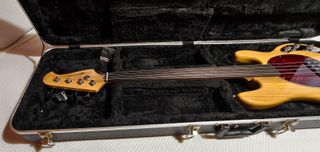 Bajo réplica Musicman Stingray Fretless 