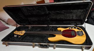 Bajo réplica Musicman Stingray Fretless 