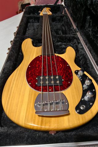 Bajo réplica Musicman Stingray Fretless 