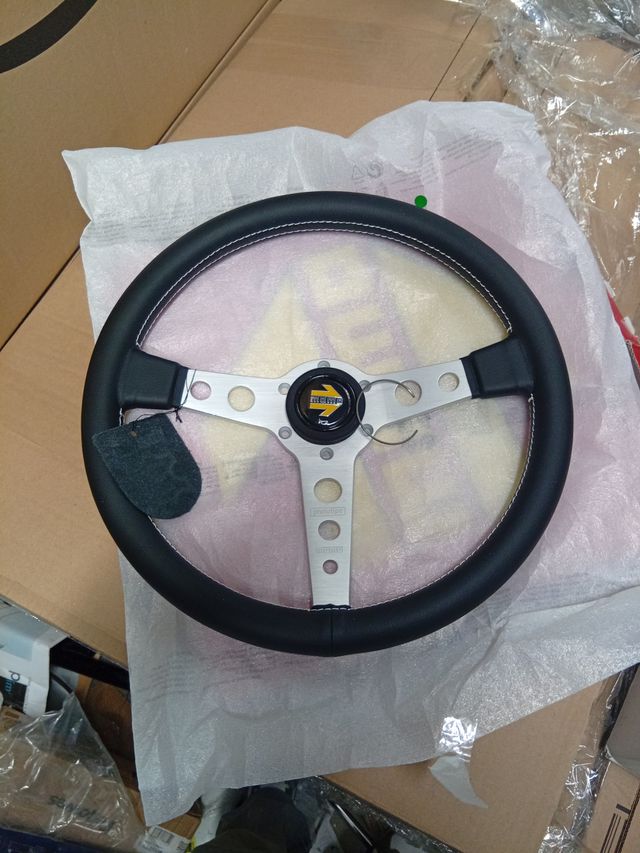 Momo Volante Prototipo Plata 350