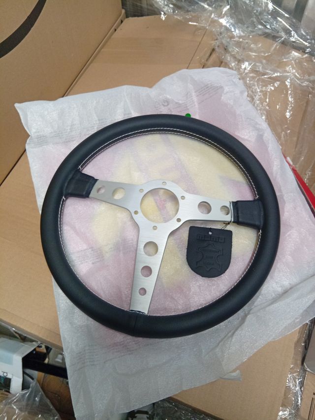 Momo Volante Prototipo Plata 350