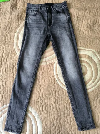 Pantalones vaqueros grises