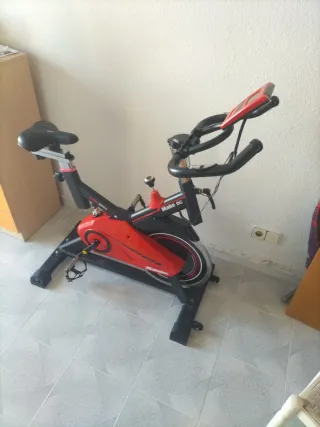 Bicicleta Estática Roja y Negra