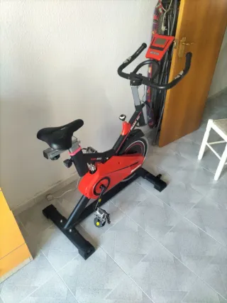 Bicicleta Estática Roja y Negra