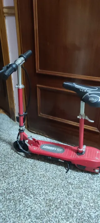 Patinete eléctrico rojo con asiento